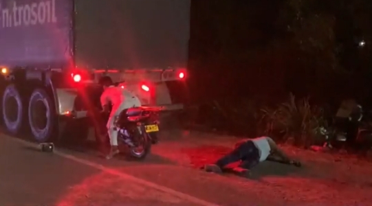 Dos hombres murieron al chocar su moto con la parte trasera de una mula en la vía Planeta Rica- Buenavista