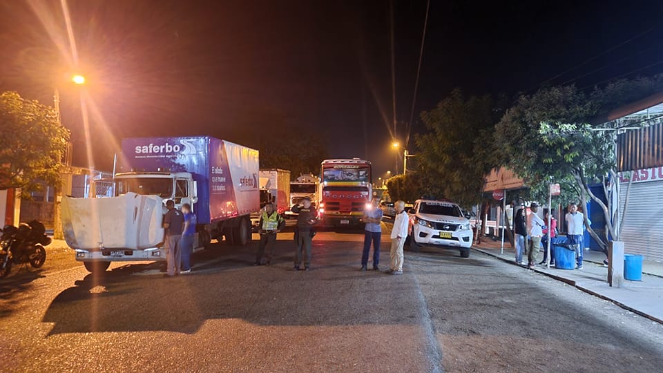 Bloqueo en la vía Pueblo Nuevo – Sahagún, a la altura de El Viajano, esto exige la comunidad