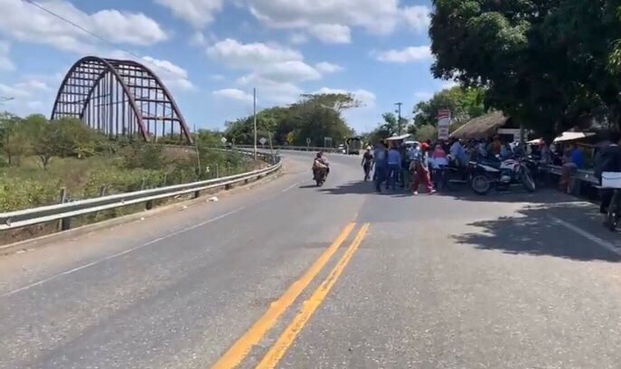 Sigue en firme bloqueo en el Puente San Jorge de La Apartada