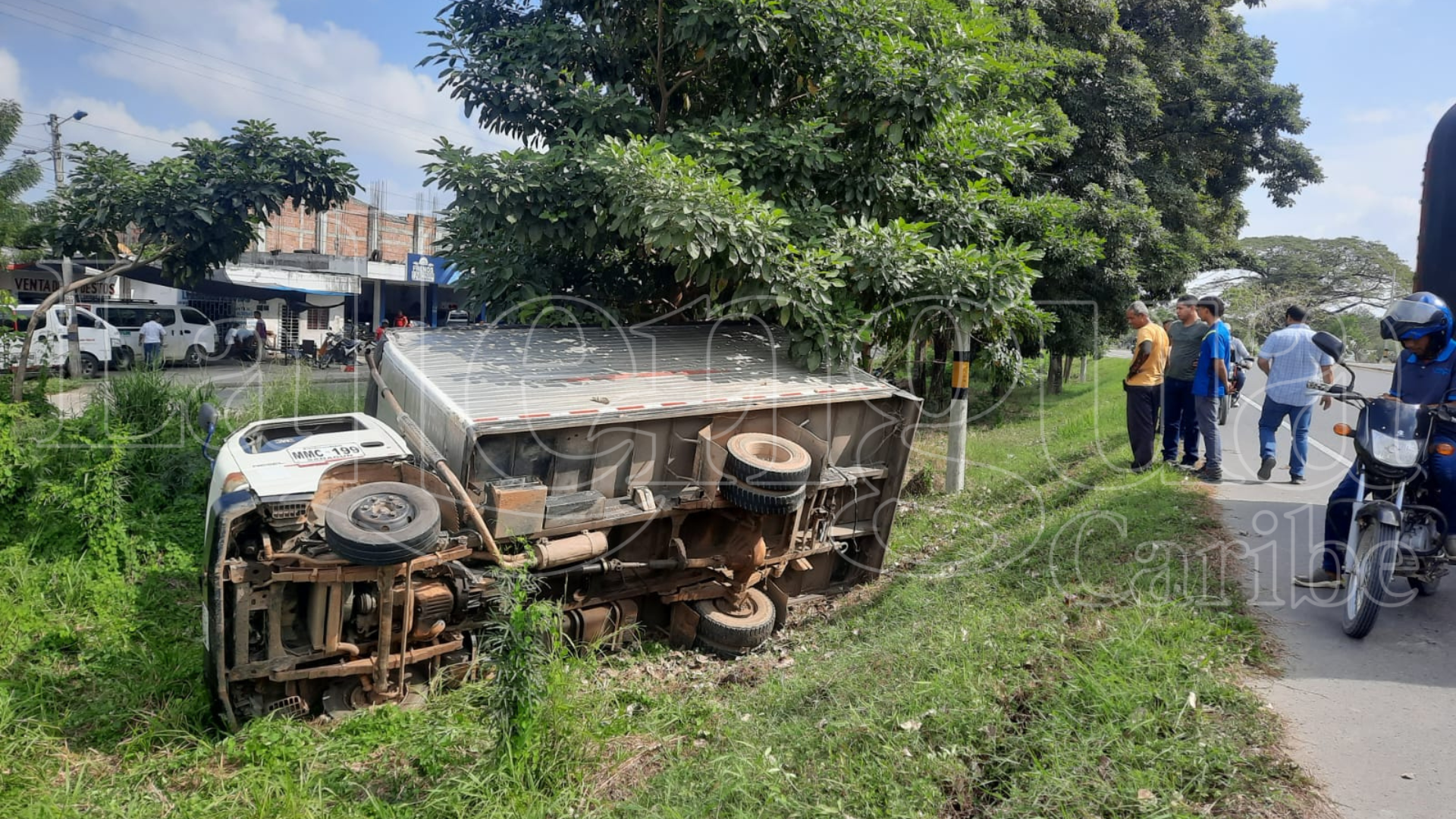 Furgón perdió el control y se volcó a la altura de Nirvana en Montería