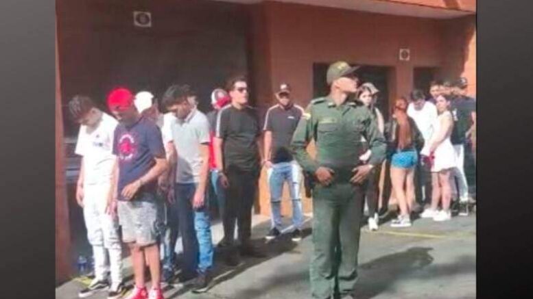 En plena orgía capturan a mas de 20 personas en un motel de Medellín
