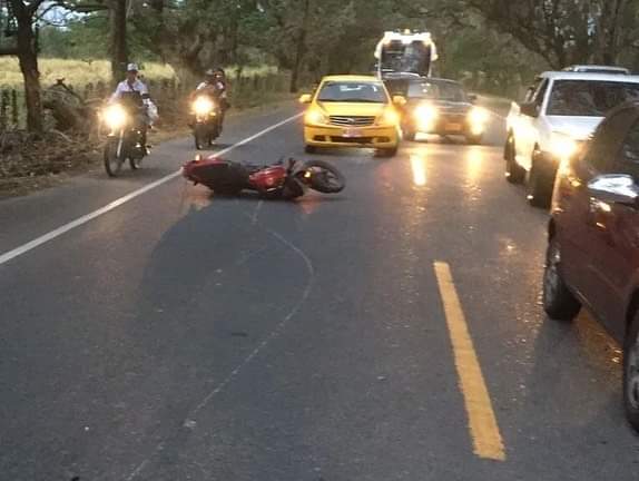Murió el motociclista que chocó contra el bus en el que iba la agrupación del hijo de Poncho Zuleta