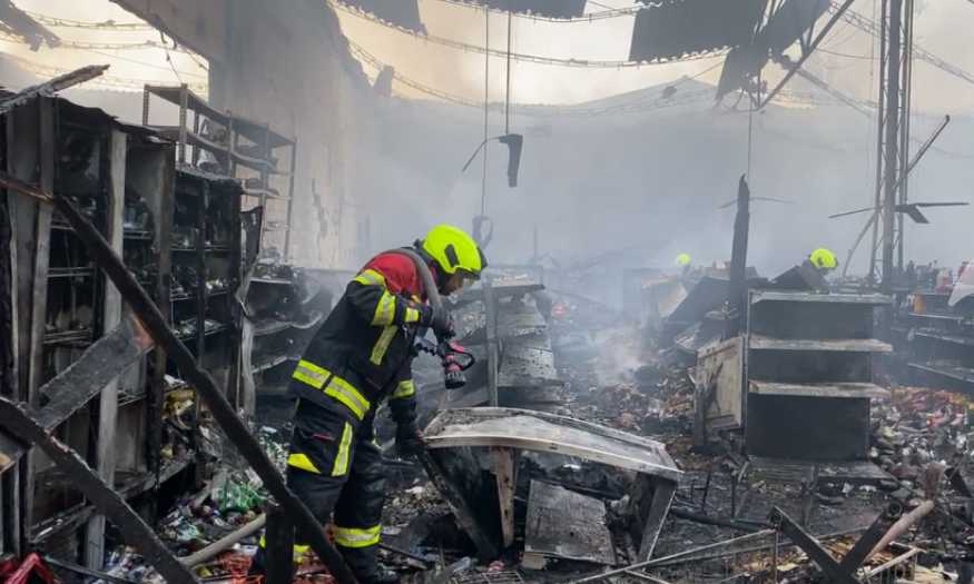 Aterradora noche para los cereteanos tras incendio en el Mercado Público