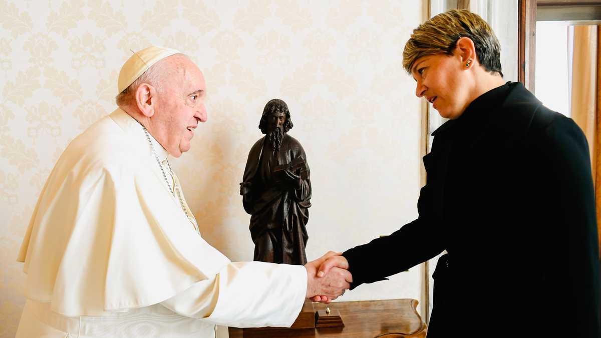 La primera dama, Verónica Alcocer, se reunió con el papa Francisco en el Vaticano