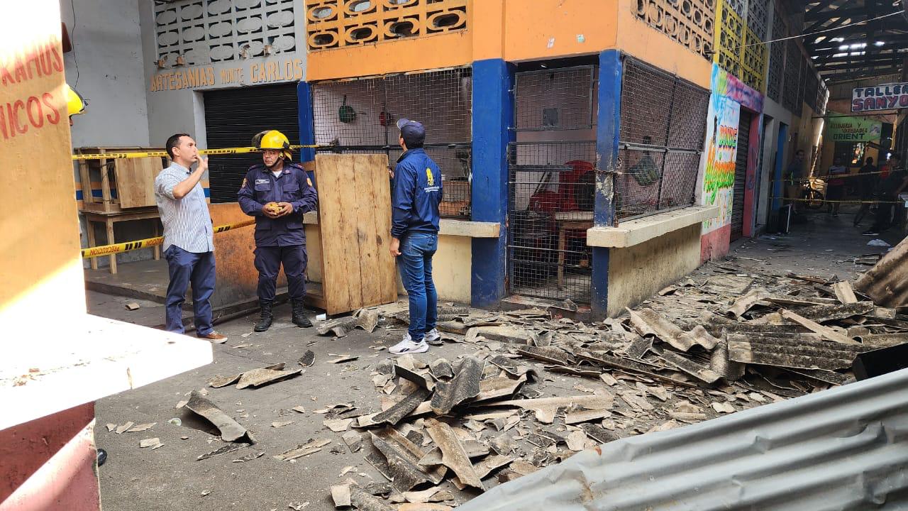 Alcaldía de Montería verifica afectaciones por colapso de una parte del techo en el Mercado de los Cuatro Patios