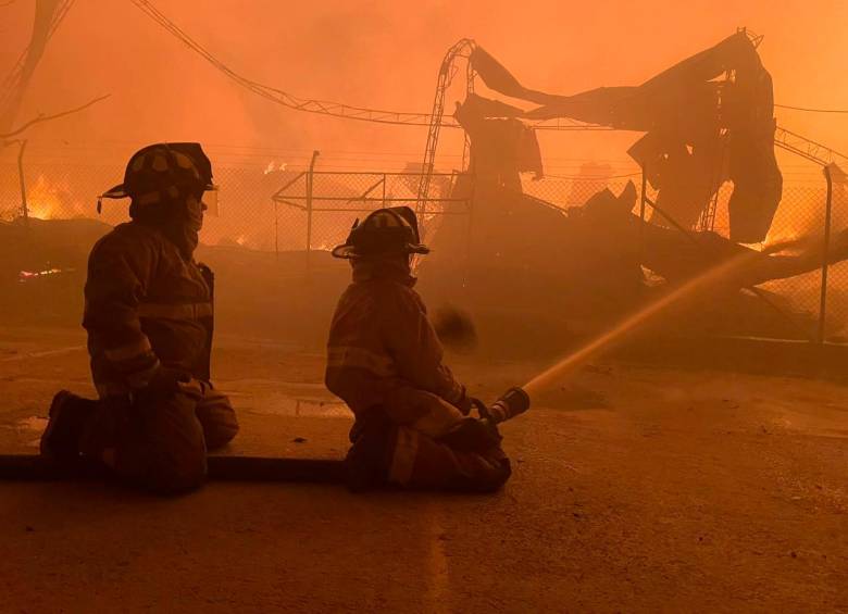 Voraz incendio consumió una bodega y una fábrica en Envigado