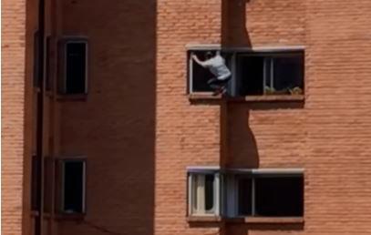 Qué peligro, captan otra mujer limpiando vidrios de un edificio sostenida solo de la ventana