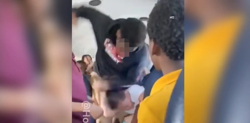 Brutal paliza le dan dos estudiantes a una niña de 9 años dentro de un autobús escolar