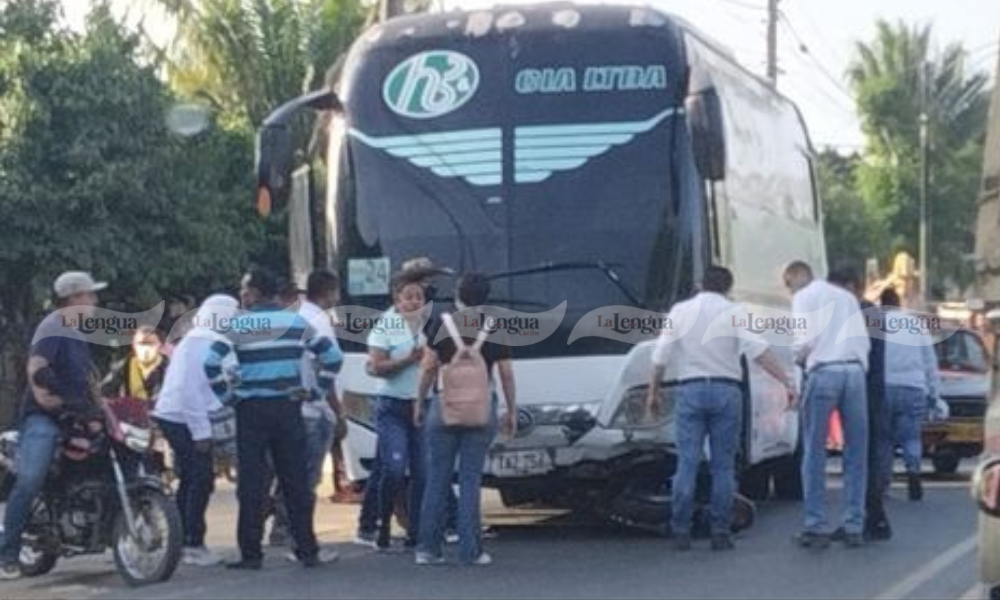 Hombre resultó herido tras chocar su motocicleta contra un bus en Sahagún