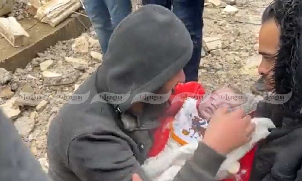 Padre llora desconsolado tras perder a su bebé durante el terremoto en Turquía