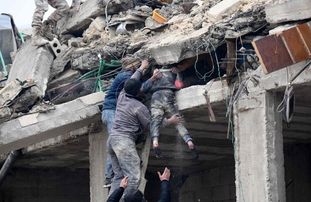 Fuerte terremoto en Turquía y Siria deja más de 1.600 muertos y derriba casi 3.000 edificios