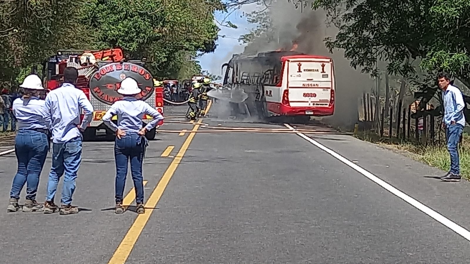 Buseta se incendió tras chocar con una motocicleta en la vía Planeta Rica – Montería