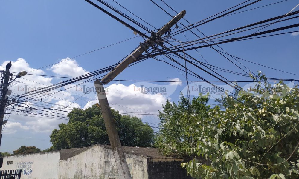 Qué peligro, comunidad de Urb. Guadalajara pide ayuda urgente para evitar tragedia por la caída de un poste