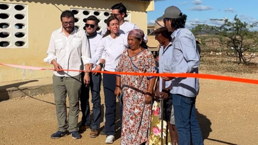 Por primera vez, niños wayuu estudiarán con luz eléctrica tras entrega de paneles solares