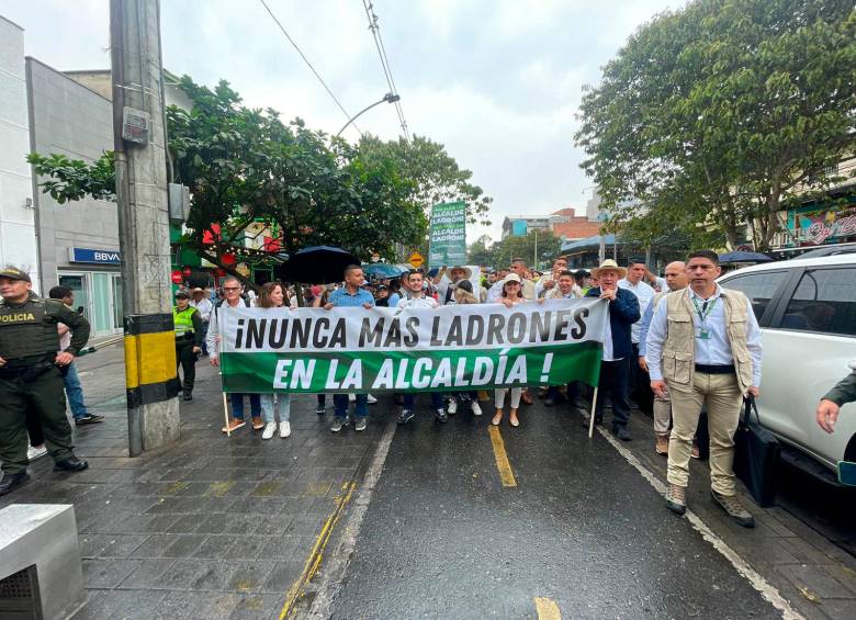 Uribe protestó en Medellín por ‘mal gobierno’ del alcalde Daniel Quintero
