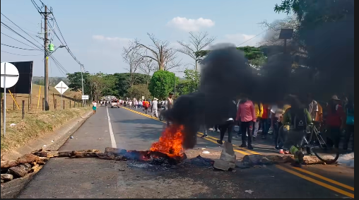 Paro minero: iba a prender las llantas, le cayó gasolina y también se quemó