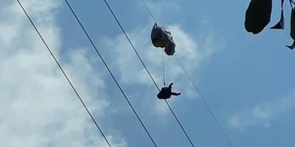 ¡Increíble! Parapentista quedó colgado por más de 7 horas en una línea de alta tensión