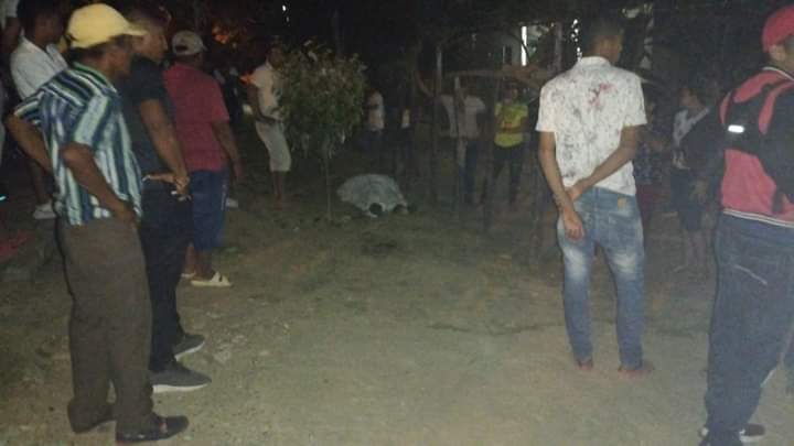 Hombre pierde la vida tras chocar su moto contra un árbol en San Pelayo