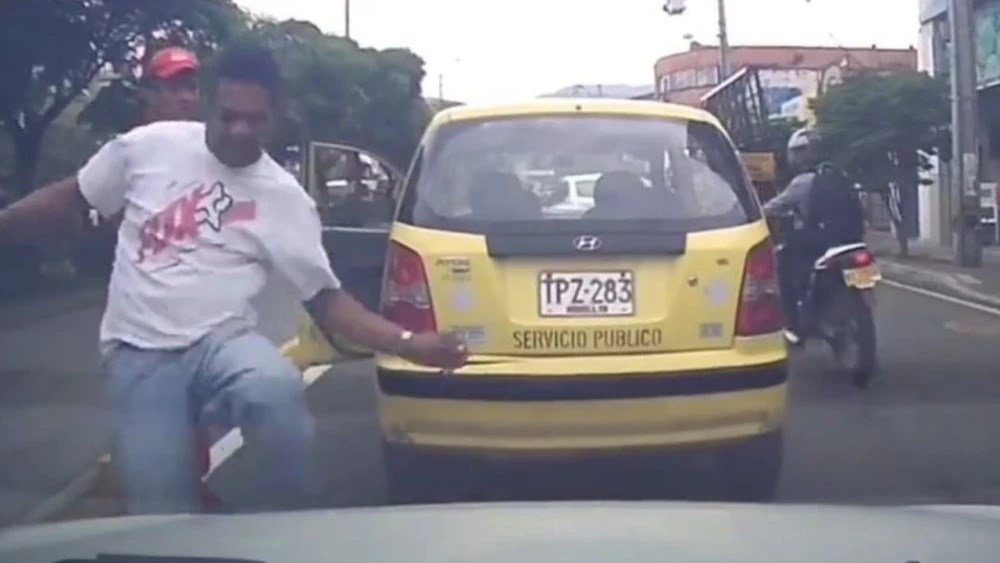 “Soy capaz de irme la cuarta vez para la cárcel”: taxista amenaza a conductor en plena vía pública