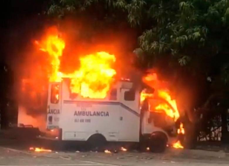 Tras quema de ambulancias, solicitan protección para el personal médico agredido en el Bajo Cauca