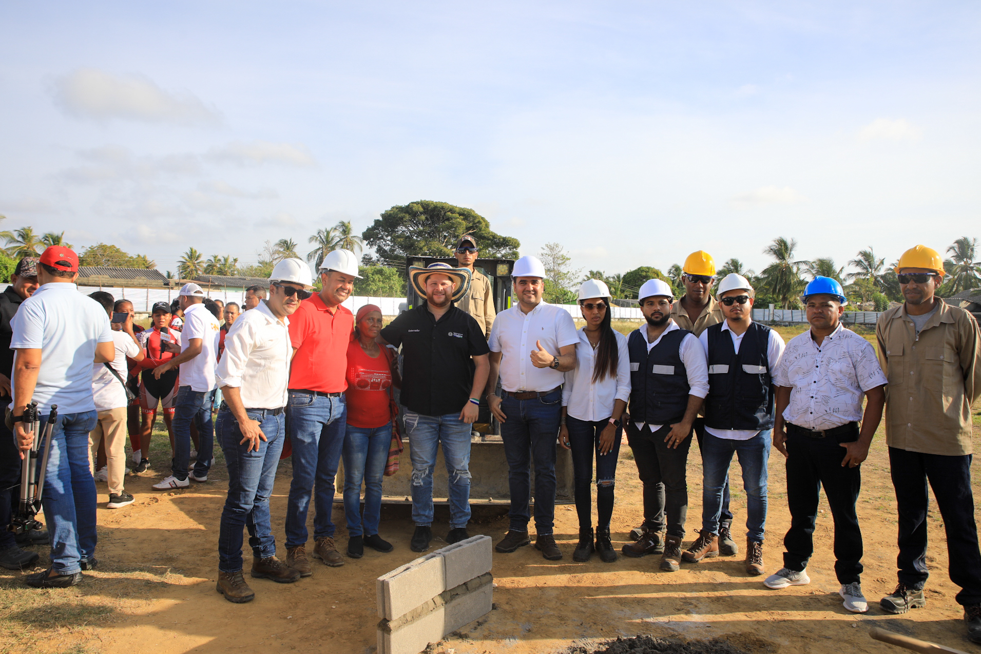 Gobernador Orlando Benítez colocó la primera piedra del Complejo Deportivo de Moñitos