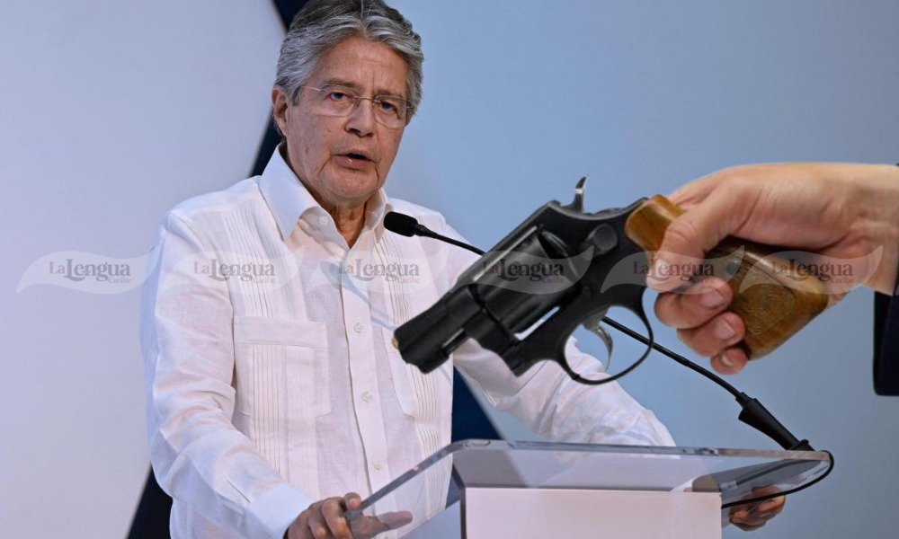 Presidente de Ecuador autoriza el porte de armas por parte de civiles como defensa personal