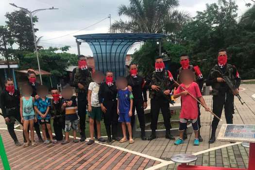 Indignante, miembros del ELN se toman fotos con niños de Tibú mientras cargan fusiles