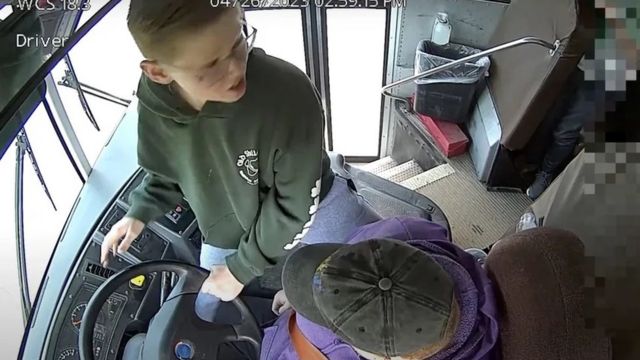 Niño héroe detiene bus escolar luego de que conductora se desmayara y evita tragedia
