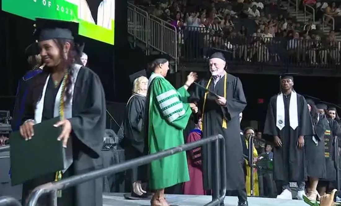 Hombre se gradúa de la universidad a sus 72 años, le dedica el triunfo a su mamá de 99