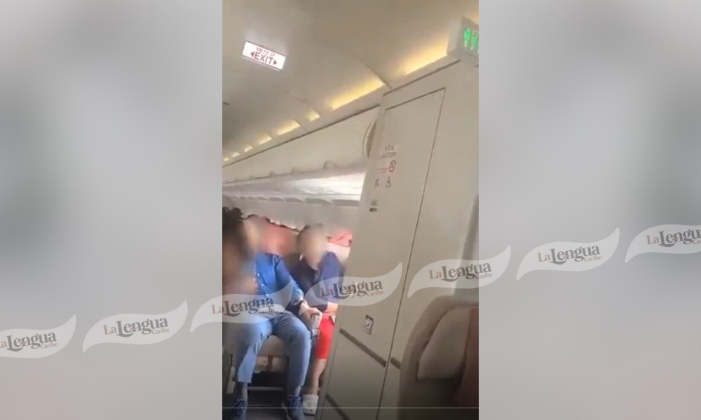 Un pasajero abre la puerta de un avión y desata el temor de la tripulación