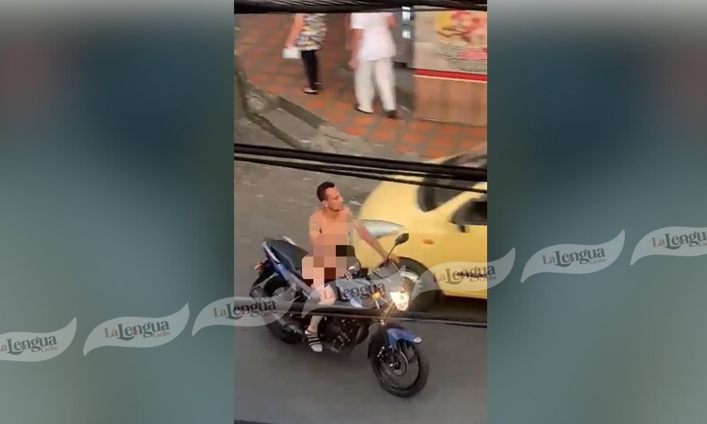 Hombre paseó desnudo en su motocicleta en plena vía pública