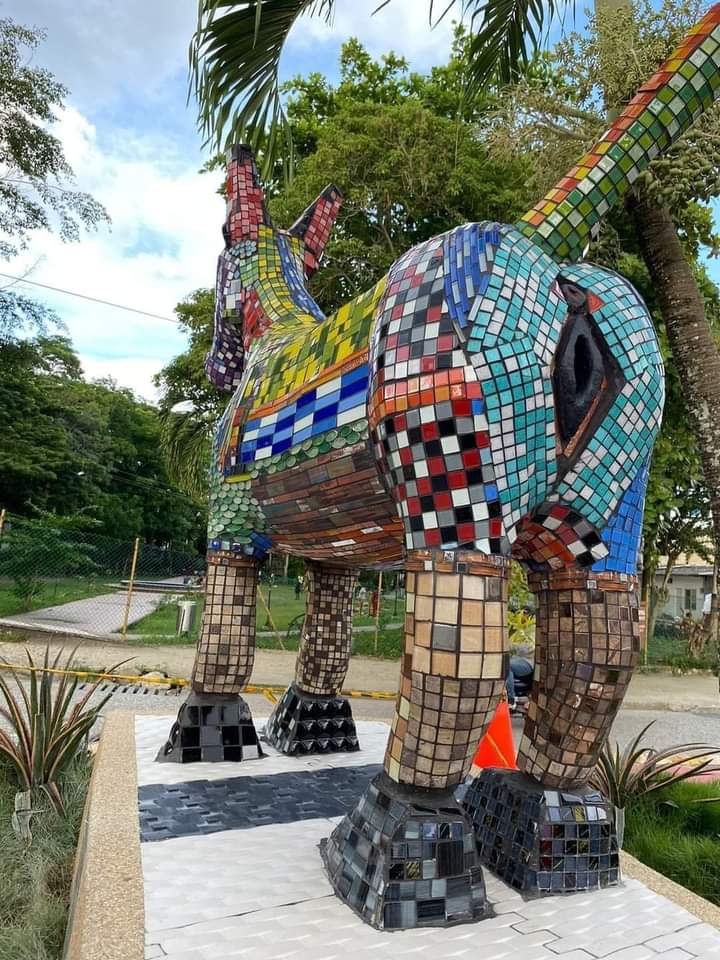 ¿Homenaje a la Zoofilia? Llueven críticas por escultura de una burra nombrada “Mi primer amor”