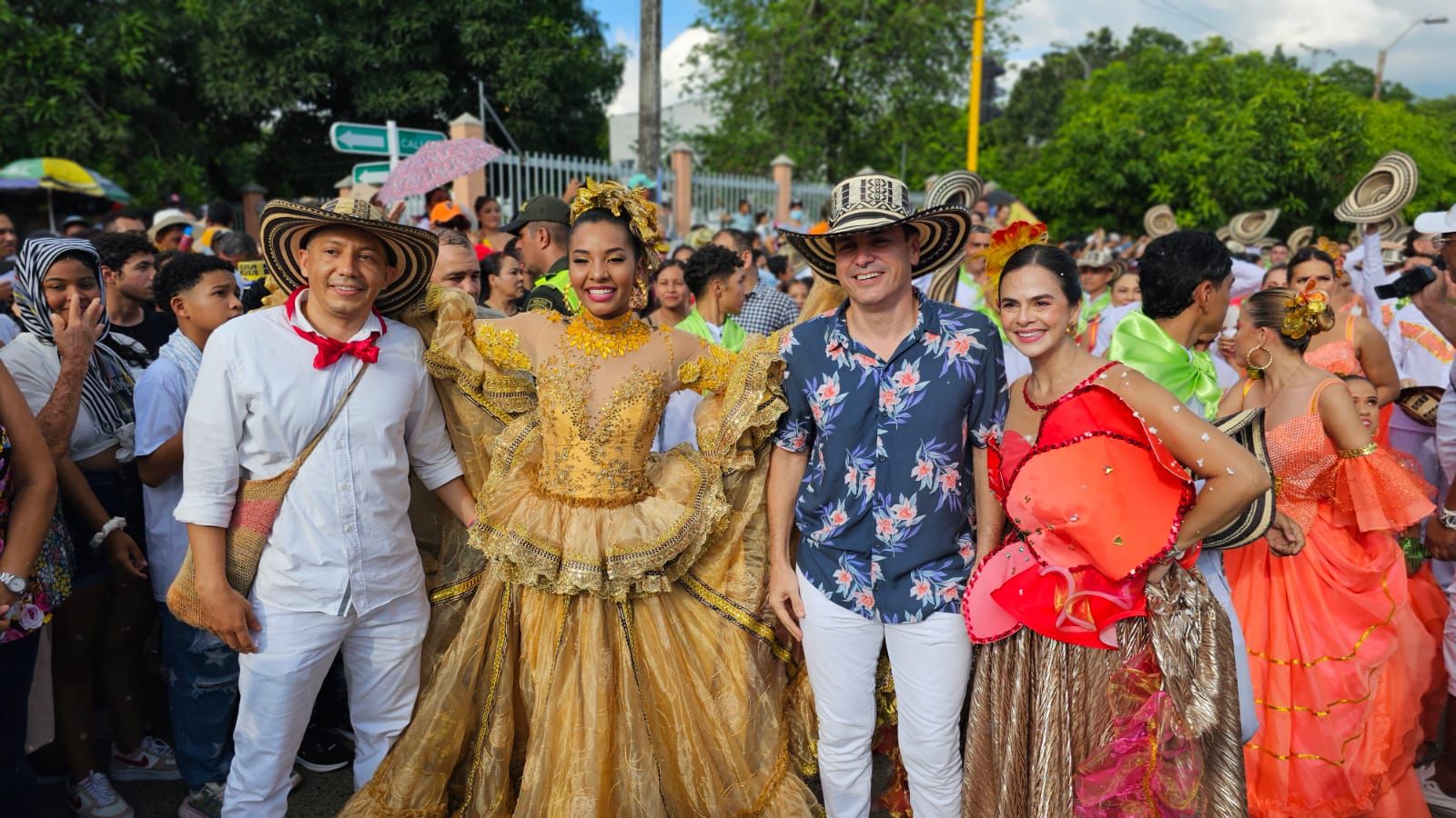 Comparsa de la Reina de la Fiestas del Río brilló en la Parada Folclórica