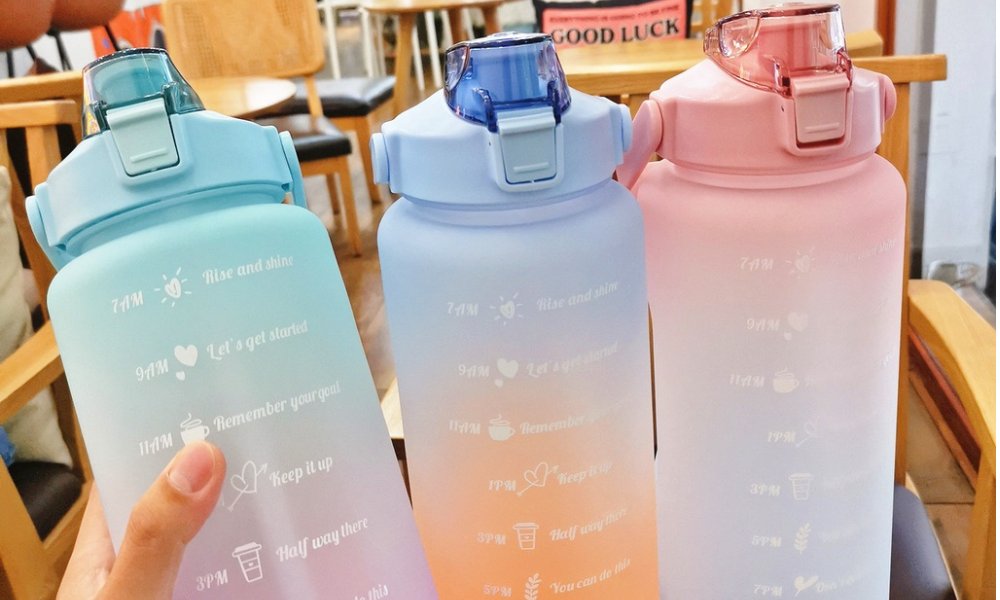 Estudio revela que las botellas de agua reutilizables pueden tener más bacterias que un asiento de inodoro