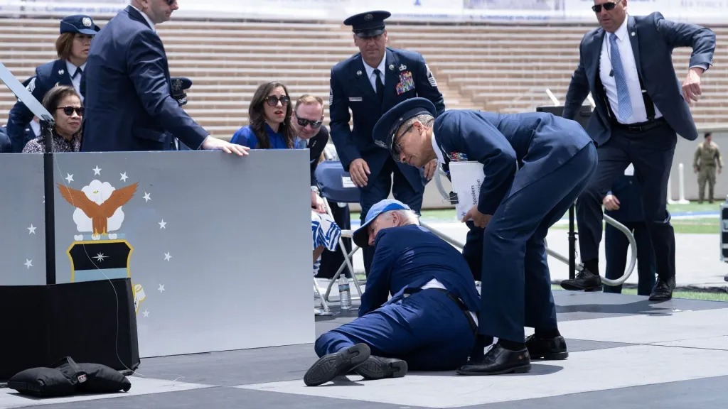 Se cayó Joe Biden ¿Algo afecta su salud?