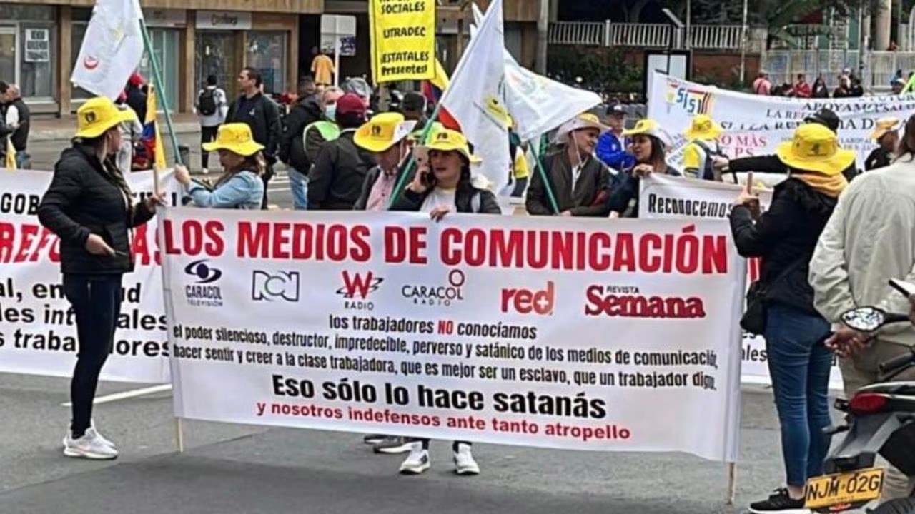 Manifestantes que salieron a marchar comparan a medios de comunicación con “satanás”