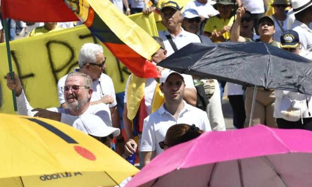Oposición sale a las calles en contra del gobierno de Petro