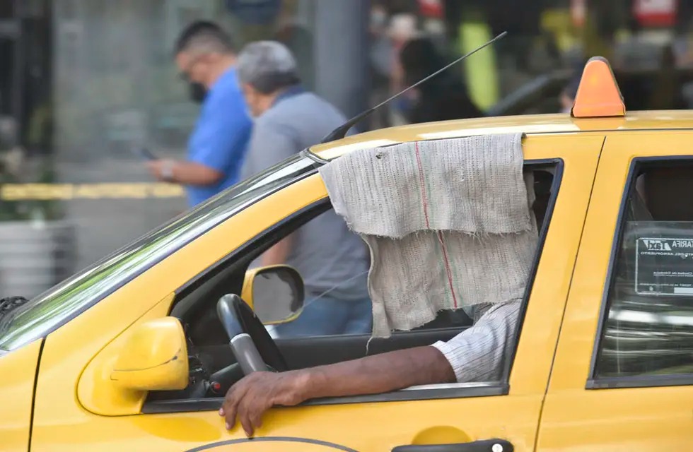 Adulto mayor habría fallecido dentro de un taxi por ola de calor