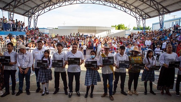 Petro y MinTic regalaron computadores y laboratorios a estudiantes de la Guajira
