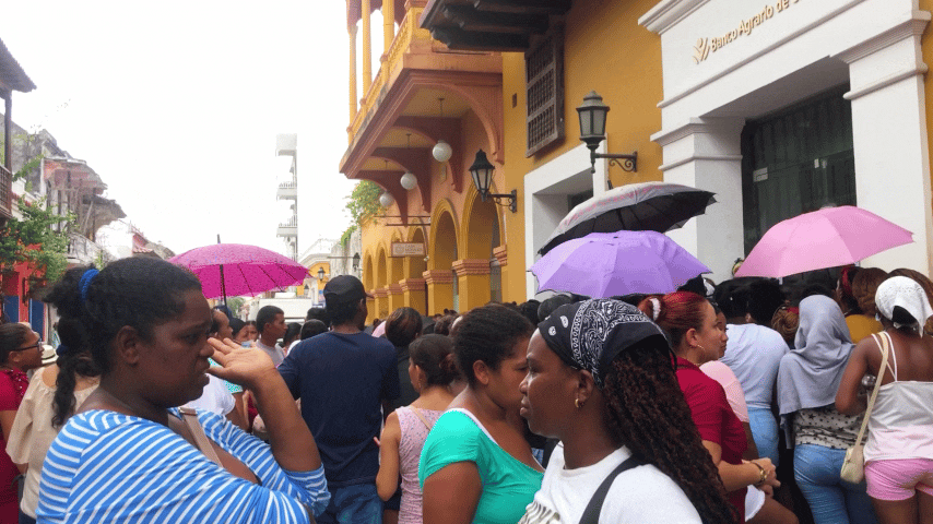 No es Venezuela, es Colombia: interminables filas para reclamar subsidio del gobierno Petro