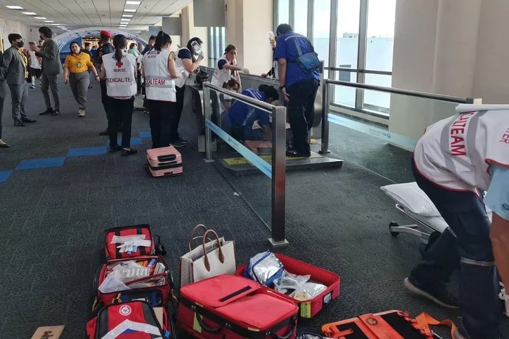 Tragedia en aeropuerto: mujer perdió una pierna al quedar atrapada en la escalera eléctrica