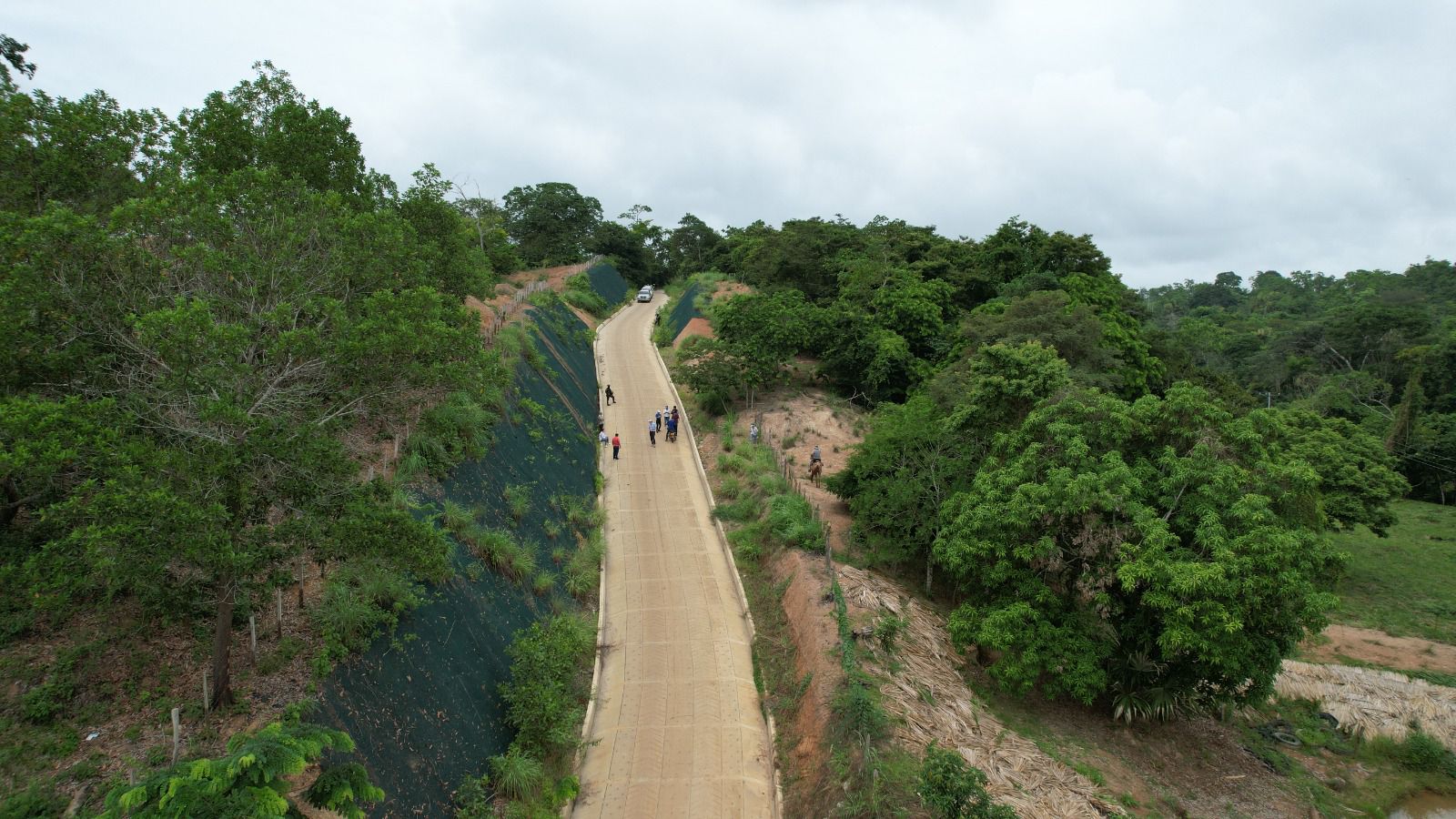 Habitantes de la loma de El Ñeque están felices por la pavimentación en placa huella