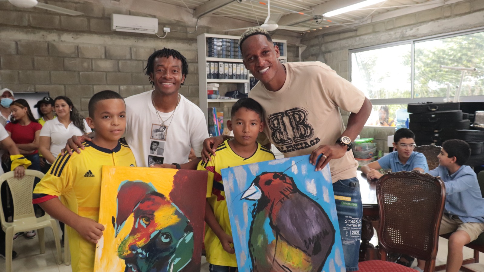 Yerry Mina y Juan Guillermo Cuadrado disfrutaron con los niños de la Fundación A La Rueda Rueda