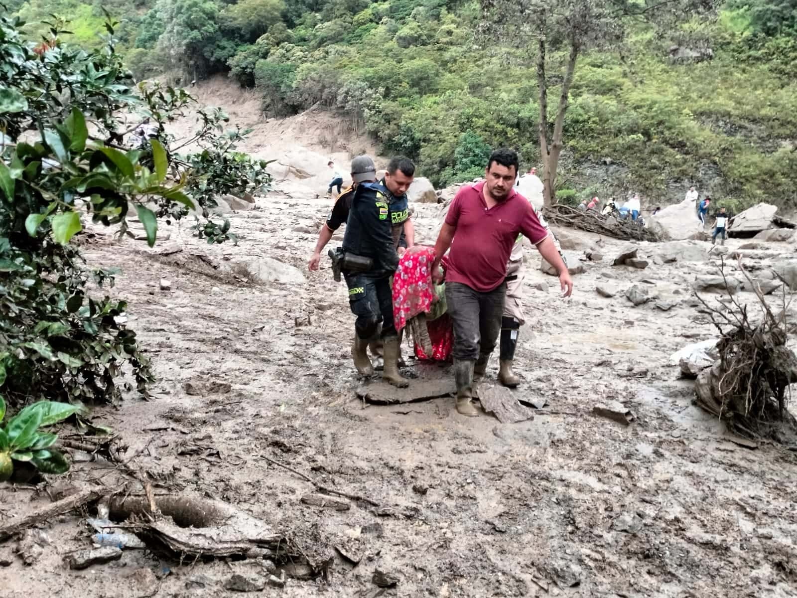 Tragedia en Quetame: entre un río de lodo afectados guardan la esperanza de encontrar a sus familiares