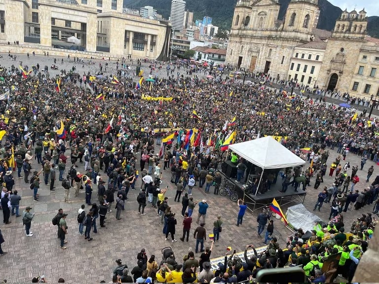 “No le desfilaremos a Gustavo Petro este 20 de julio”: grupo de militares y policías retirados