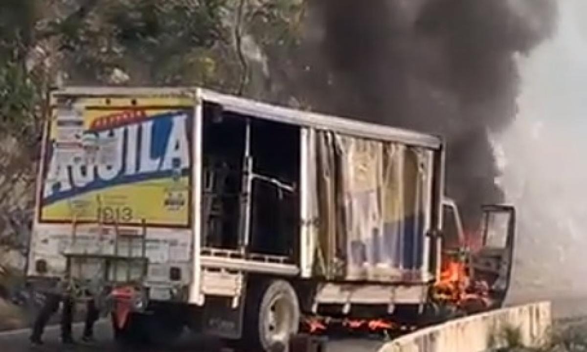 Comunidad saqueó camión de cervezas que habría sido quemado por disidencias de la Farc