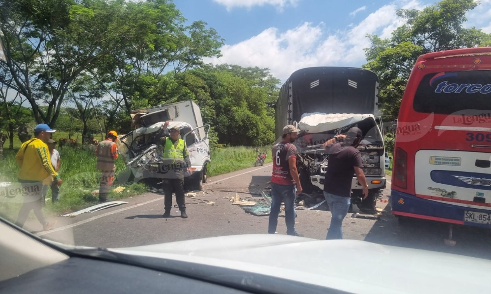 Aparatoso accidente en la vía Chinú – Sahagún, dos vehículos de carga chocaron de frente