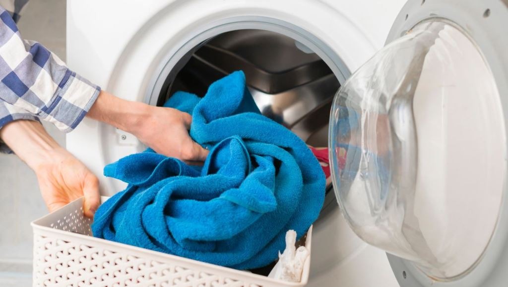 ¿Con qué frecuencia debes lavar tu toalla y cuáles son los peligros de no hacerlo seguido?