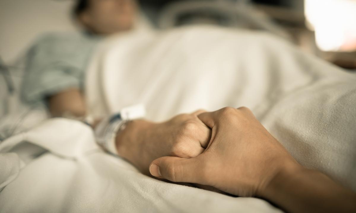 Mujer con enfermedad terminal le pide a su esposo que la deje tener sexo con su expareja