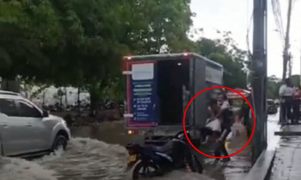¡Qué viva el emprendimiento! 2.000 pesos cobran para pasar las calles inundadas de Montería